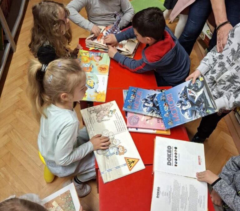 Budući prvašići u posjetu školskoj knjižnici