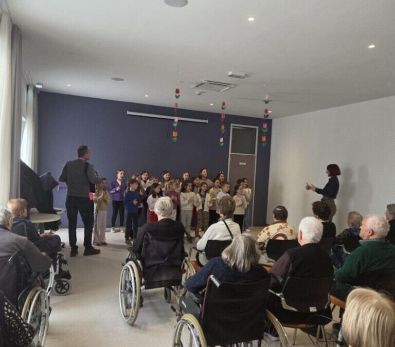 Mali zbor razveselio korisnike Doma za starije osobe povodom Dana žena